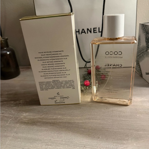 CHANEL Coco Mademoiselle Body Oil with White and Gold Accents - Picture 2 of 3